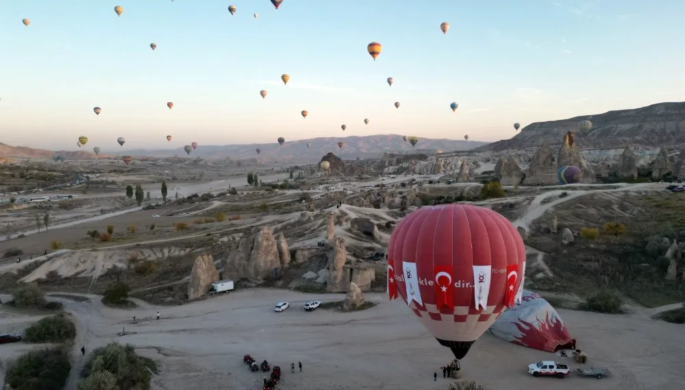 Kapadokya’da 100 balon 100 bayrakla havalandı