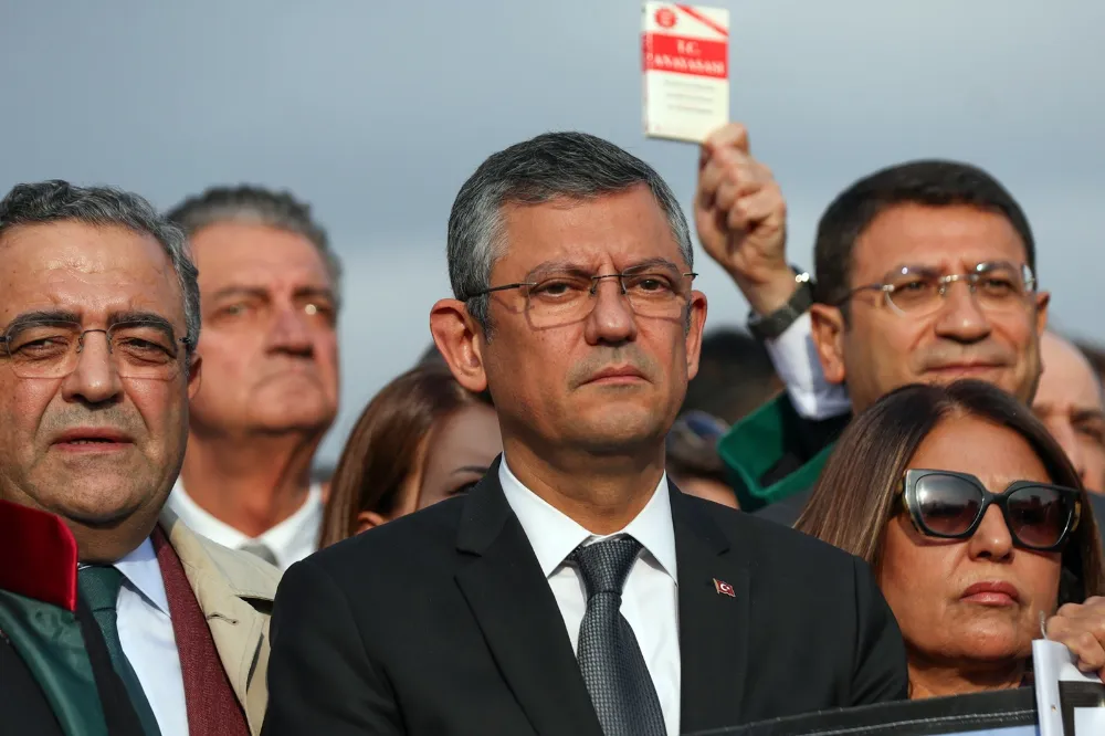 Ateşle oynuyor, meydanı boş sanmasın