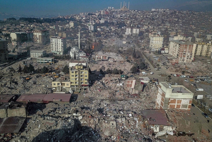 Depremde yıkılan bazı oteller de siyasi bağlantılar var