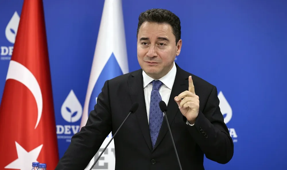 Demokrasiden ayrılacağını böyle ilan edemez