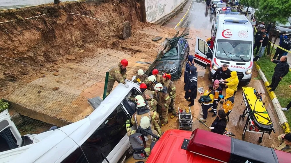 İstinat duvarı araçların üzerine çöktü