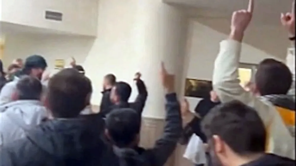 Adliyede şeriat sloganları atarak yürüdüler 