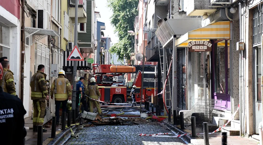 Küle dönen evden kedisi sayesinde kurtuldu
