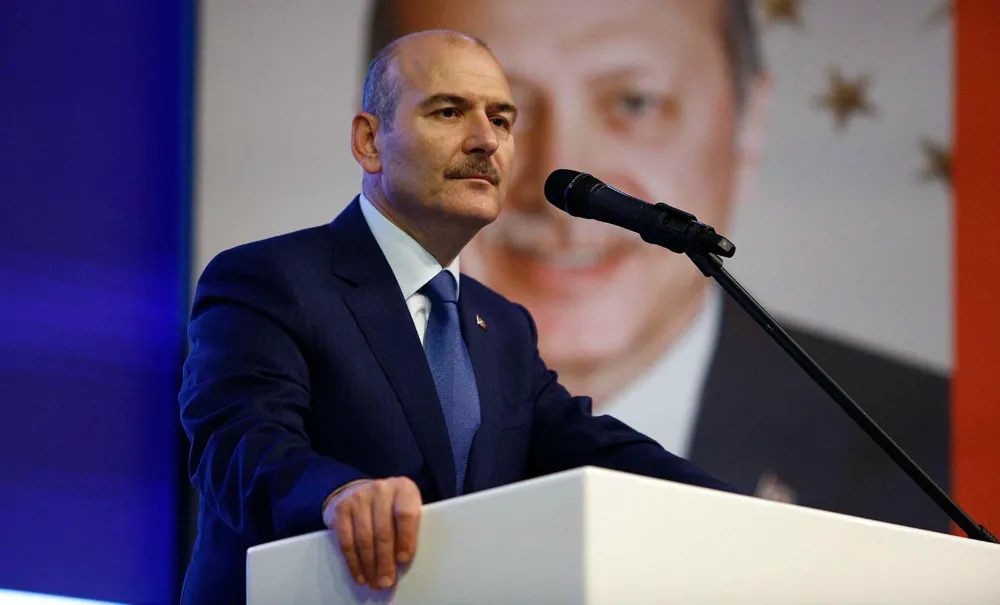 Süleyman Soylu zırhlı aracını yola terk etti