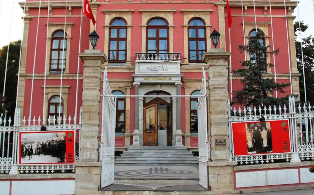 Arazisine ruhsat verilmeyince belediyeyi silahla bastı