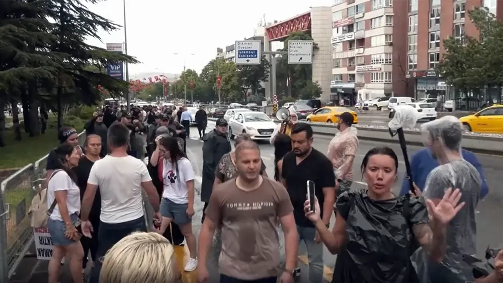 Hayvan hakları savunucularına Meclis önünde polis müdahalesi