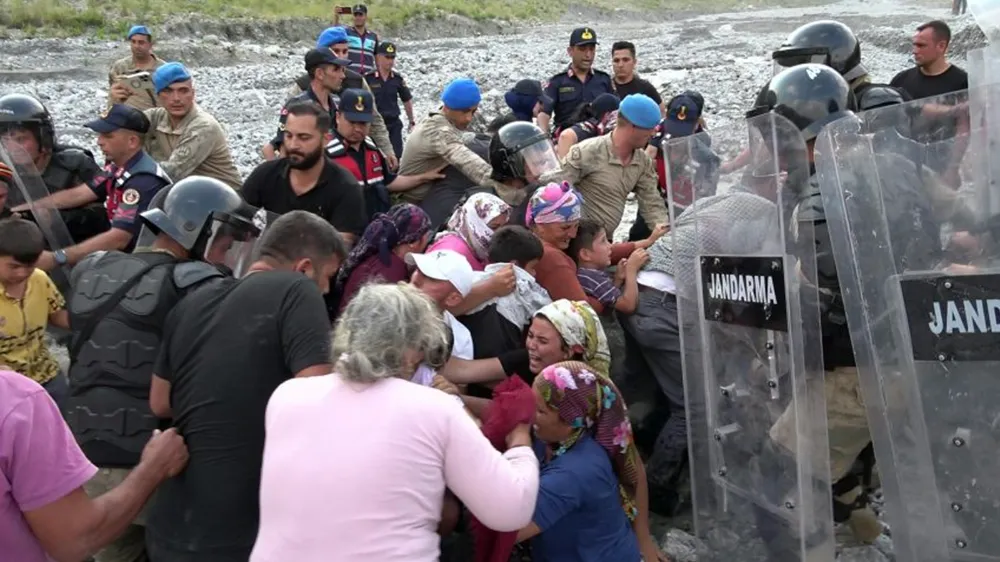HES protestosu yapan köylülere jandarma müdahalesi