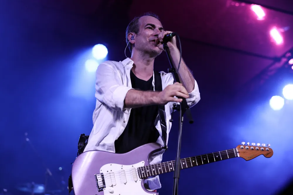 Mor ve Ötesi İstanbul Festivali sahnesini salladı