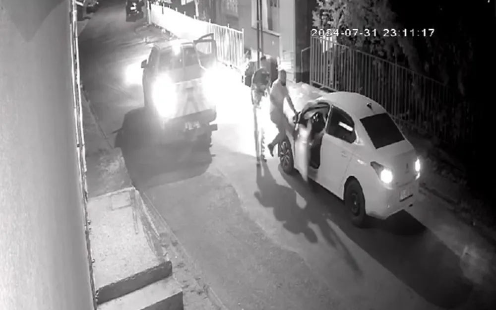 Belediye çalışanları yol kesip adam dövdü
