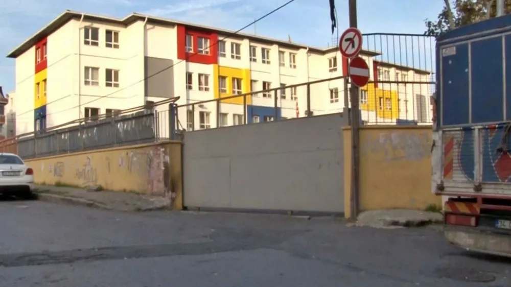 Eyüpsultan’da okul kapısı öğrencilerin üzerine düştü