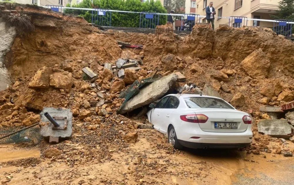 Maltepe’de İstinat Duvarı Araçların Üzerine Çöktü!