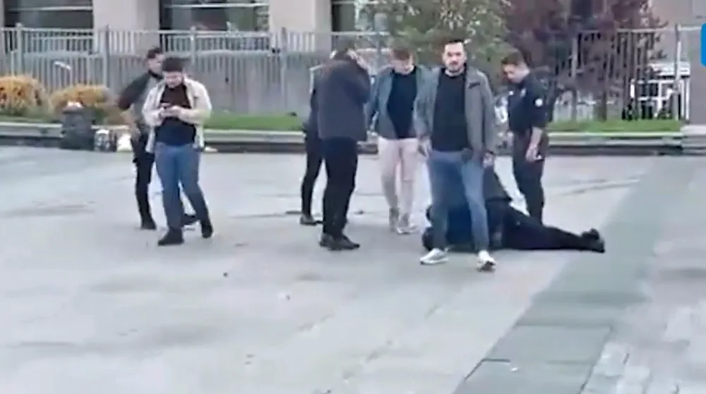 Çağlayan Adliyesi önünde önce havaya, sonra kendi bacağına ateş etti!