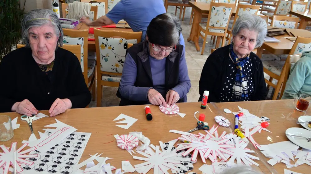 Yoksulluğun pençesindeki vatandaş huzurevi sırasında