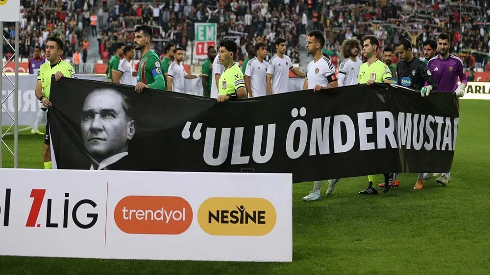 Amedspor maçında Atatürk pankartı