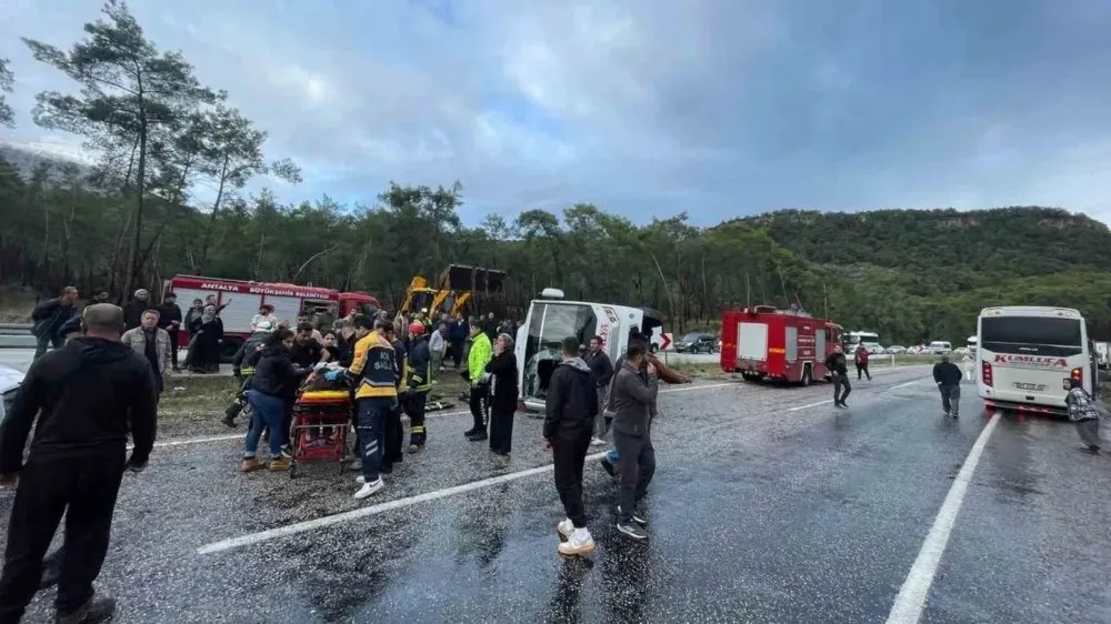 Kemer’de yolcu midibüsü devrildi