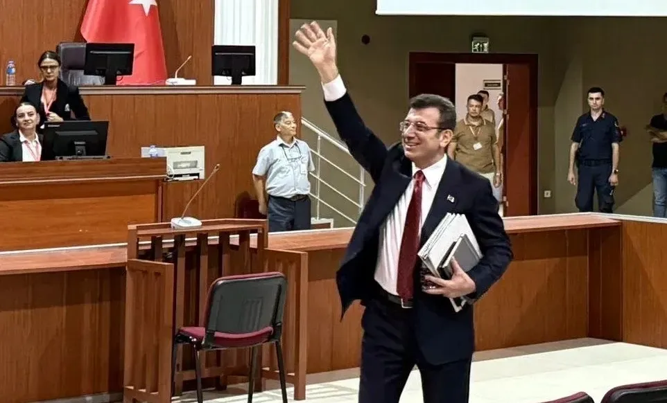 Mahkeme heyeti idare mahkemesinin kararını bekleyecek