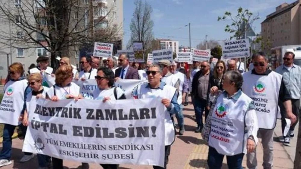Emekliler elektrik zammını protesto için sokaklara döküldü
