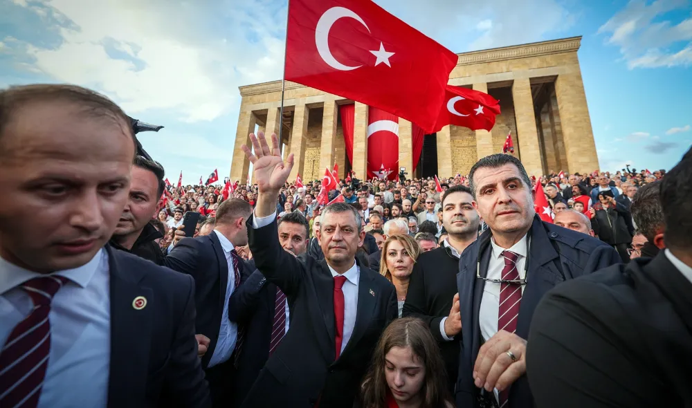 Özel ve vatandaşlar barikatı aşarak Anıtkabir