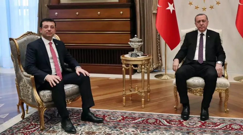 Erdoğan bu 19 suçlamayla tutuksuz yargılanmışken, İmamoğlu neden hâlâ ‘gizli tanık’ tutuklusu?