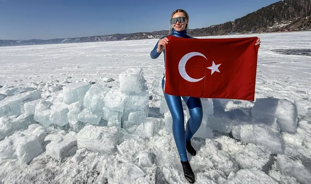 Şahika Ercümen’den Tarihi Buz Altı Dalışı