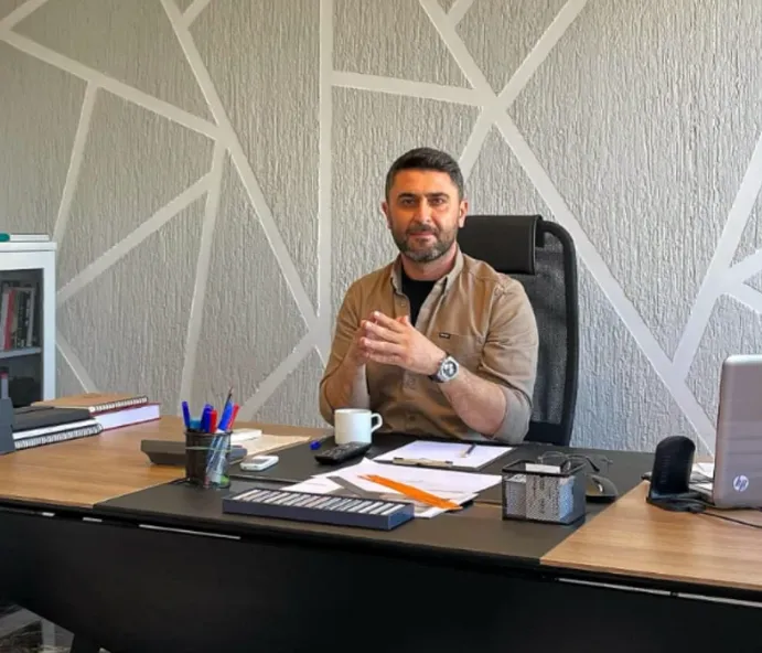 ABDURRAHMAN DİNLER ANTALYA’DA İÇ MEKAN TASARIMINA YÖN VERİYOR 