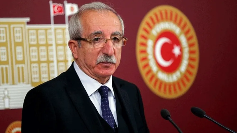 Hükmettikleri bir tarih avuçlarının içinden kayıp gidiyor