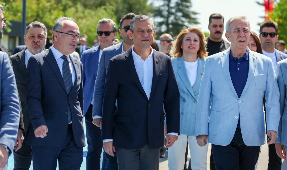 Milletin rızasını alamayanlar ülkeyi vesayetle yönetmeye çalışıyor