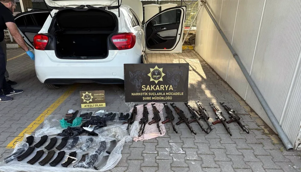 Polis memurunun aracından cephanelik çıktı!