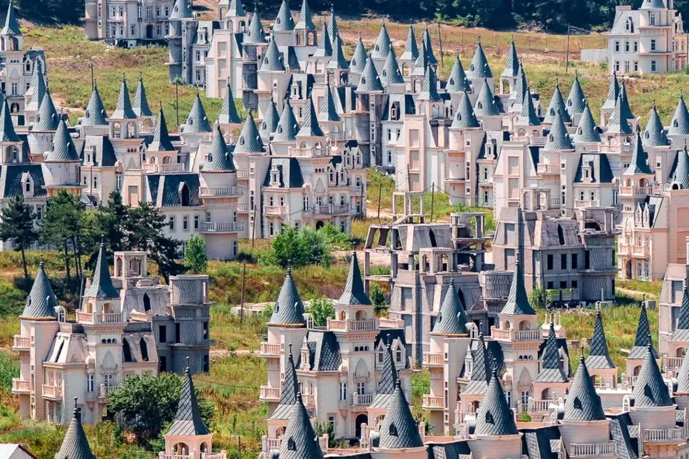 Dağın başına kurulan şato köyü hayalet şehire döndü 