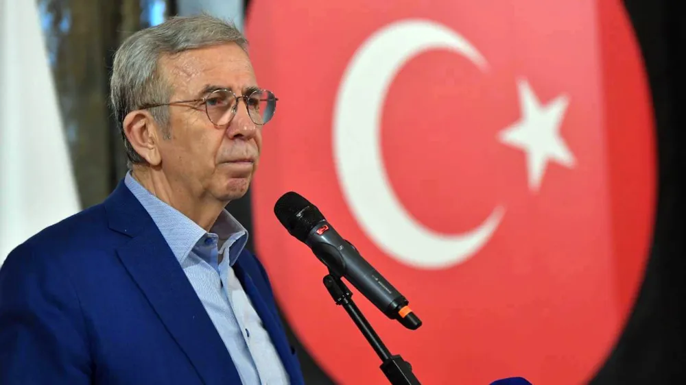Seçim kazanmış gibi selfie çektirdiler
