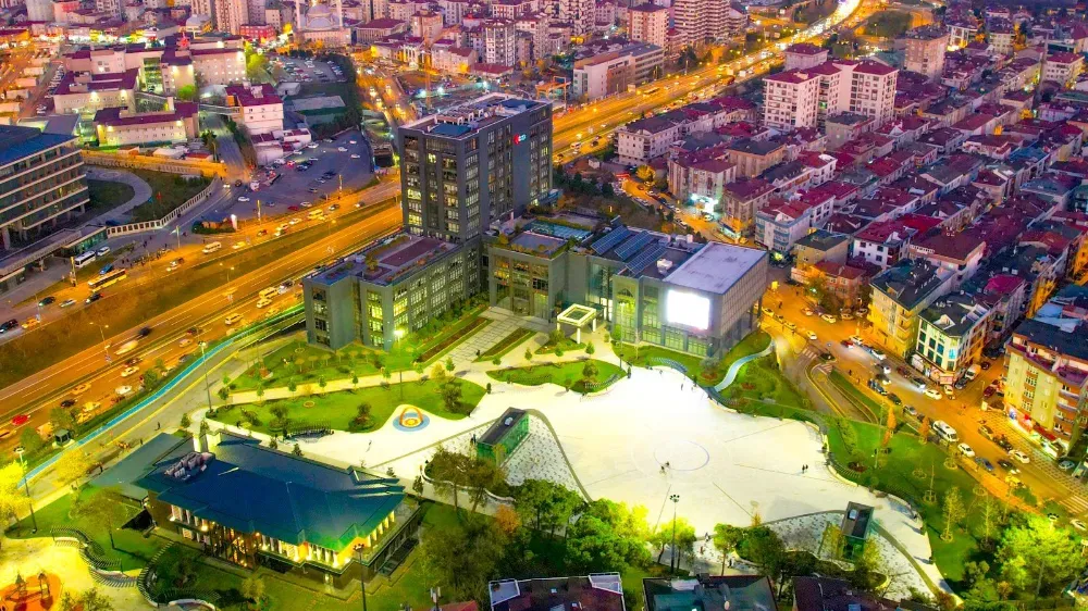 Ümraniye Belediye Meydanı buluşma noktası haline geldi