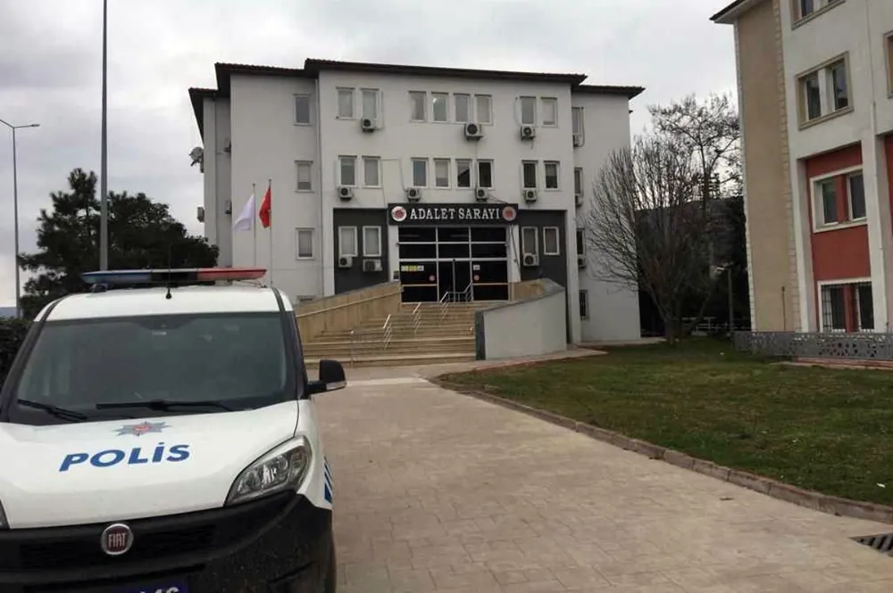 Körfez’de Düğün Davetiyesi Dağıtan Şoföre Gözaltı