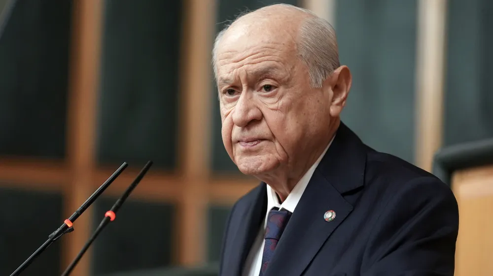 Kutuplaşmadan siyaset üretenlerin suyu kesilmiş, umutları kırılmıştır
