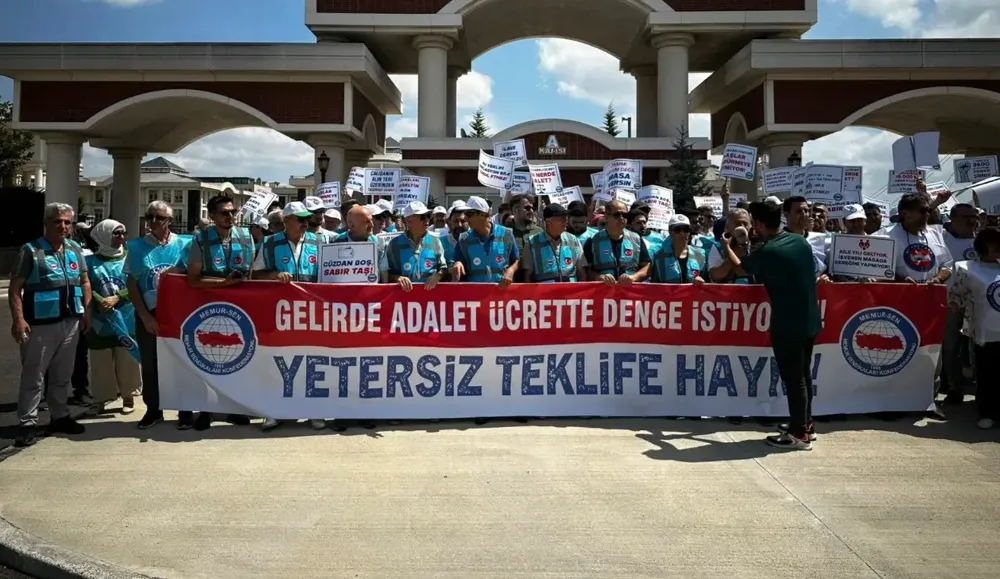 Memurlar hükümetin düşük zam teklifine karşı eylemde