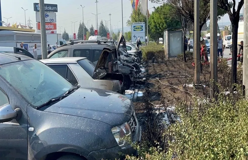 AVM otoparkında 8 araç alevlere teslim oldu