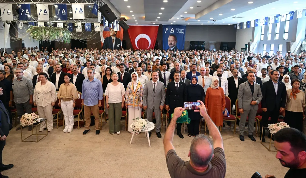 Sen ülküsünün mürüvvetini görememiş bir neslin genel başkanısın