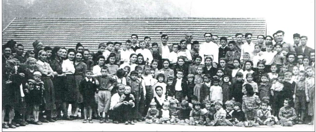giyim, grup, kişi, şahıs, insanlar içeren bir resim Açıklama otomatik olarak oluşturuldu