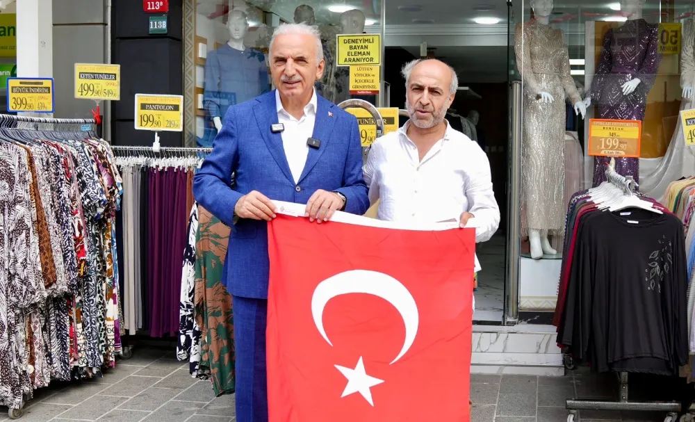 Ümraniye Belediyesi, 40 bin Türk bayrağını evlere ve esnafa ulaştırdı