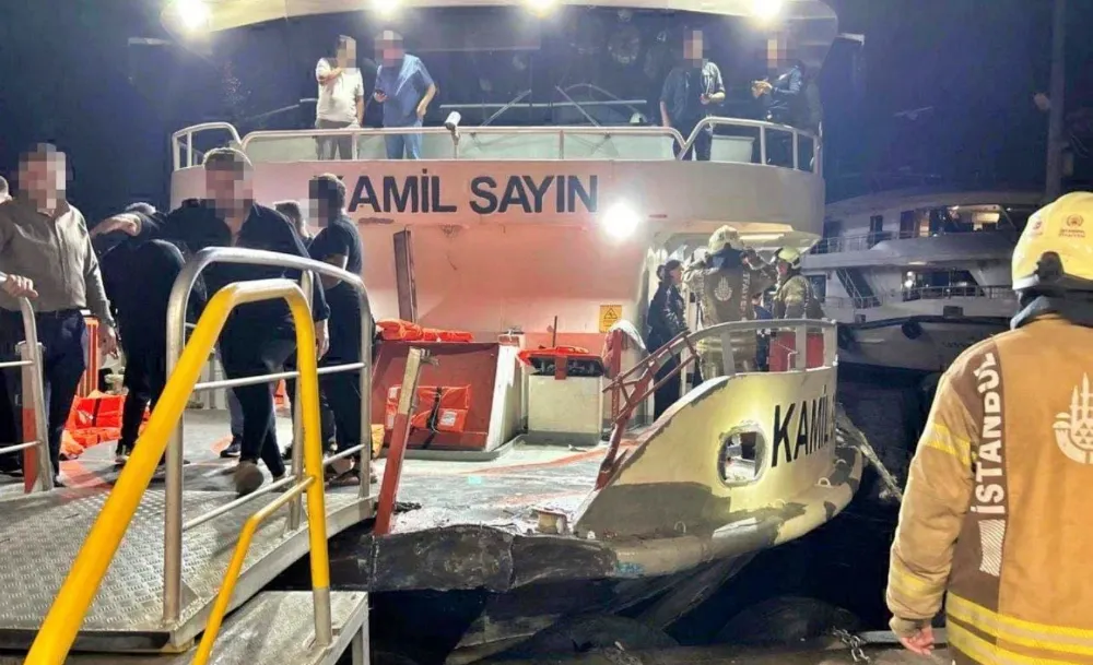 Beşiktaş - Üsküdar yolcu motoru, kargo gemisi ile çarpıştı