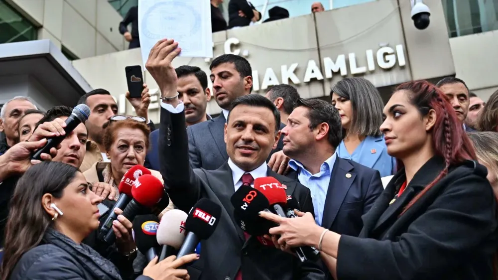 CHP İstanbul İl Başkanı seçilen Özgür Çelik, mazbatasını aldı