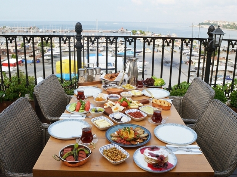 Marina manzarasında kahvaltı