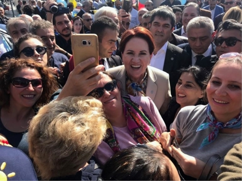 Meral Akşener vatandaşla buluştu