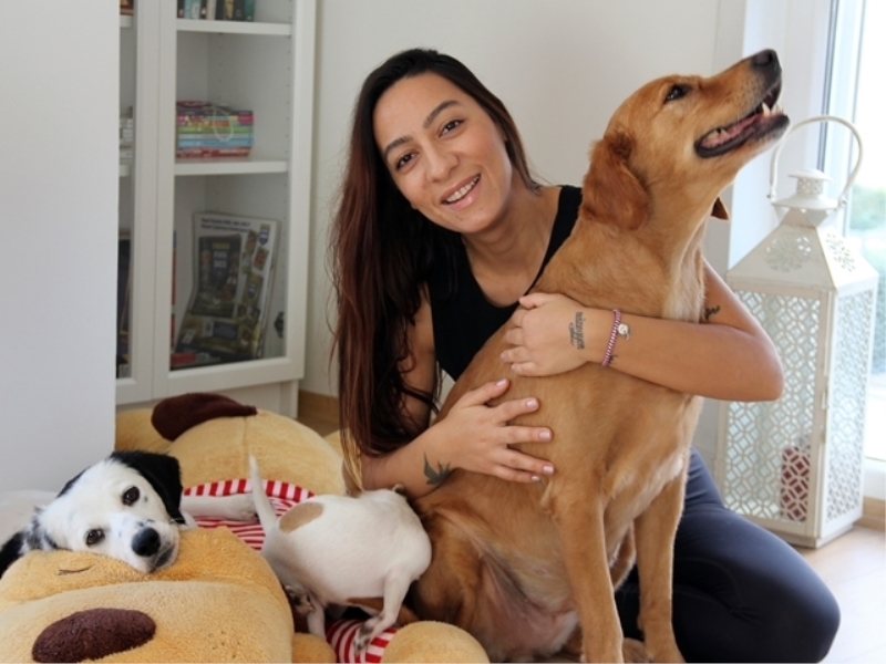 Nurdan Paksoy, hayvan severliğiyle takdir topluyor