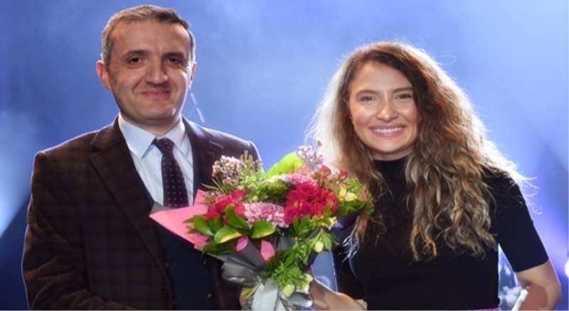 Irmak Arıcı Üsküdar da hayranları ile buluştu