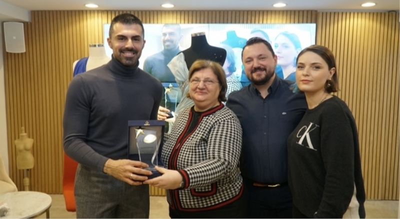 30 dakikada 2 elbise tasarladı