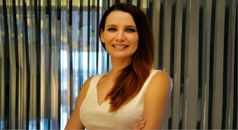Dudaklar daha dolgun ve belirgin olabilir