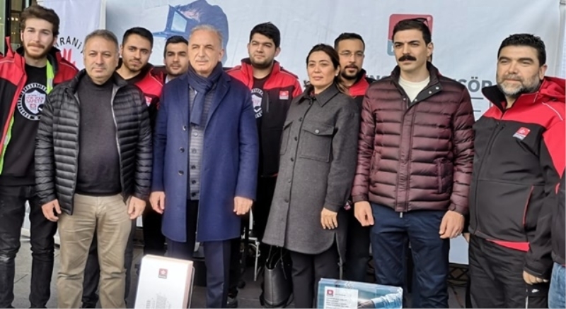 Kırmızı etiketli  asansör yolculuğu