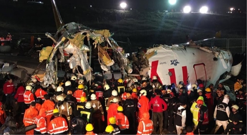 Pegasus Havayolları yolcu uçağı inişte parçalandı