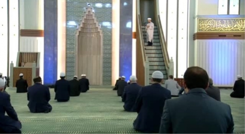 Seçilmiş insanlarla cuma namazı kılındı