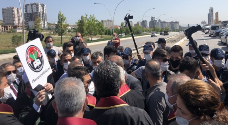 Polis baro başkanlarının şehre girişini engelledi